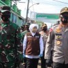 Panglima TNI bersama Kapolri saat meninjau disiplin protokol krsrhatan di pasar tradisional Singosari, Malang.
